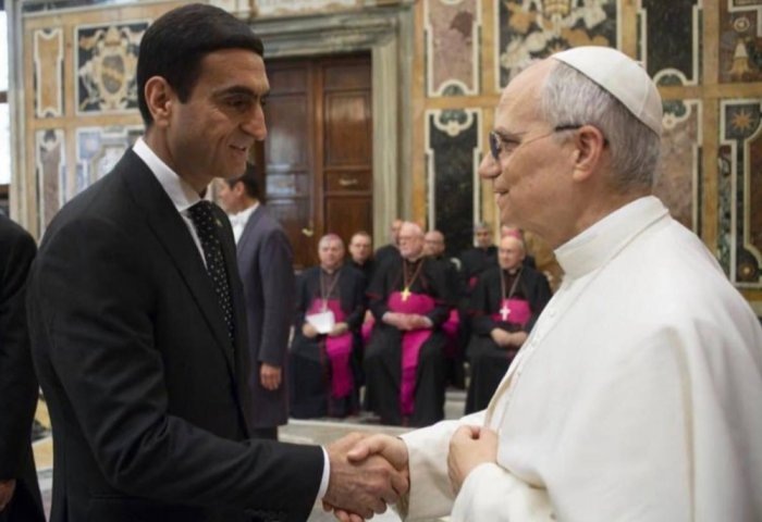 Постоянный представитель Туркменистана при Отделении ООН в Женеве Вепа Хаджиев и Папа Римский Лев XIV, 18 мая, 2025 г., Ватикан (Фото: Постоянное представительство Туркменистана при ООН в Женеве)