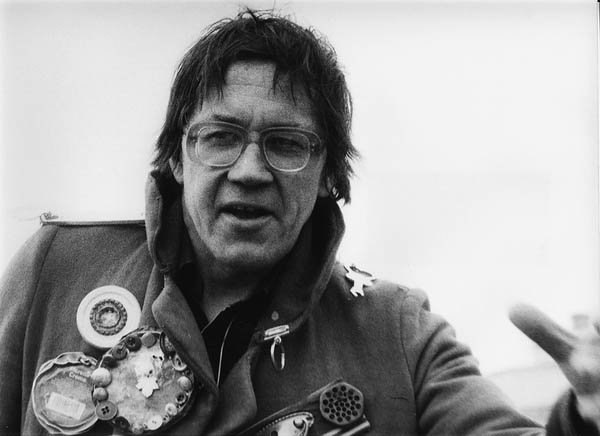 Виктор Луферов. Парад инструментов на красном пальто. Фото Андрея Голубева