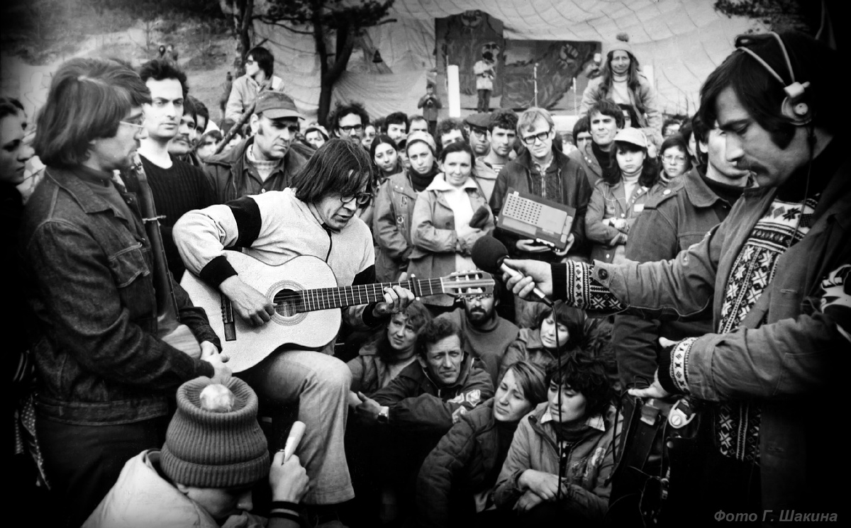 Виктор Луферов на съезде КСП в Подмосковье. Фото Геннадия Шакина, 1981