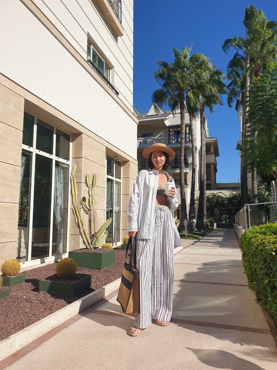 Привет! Меня зовут Екатерина, автор канала. На фото я в брючном хлопковом костюме от belle you, прогуливаюсь в отпуске в октябре прошлого года🏖️. 