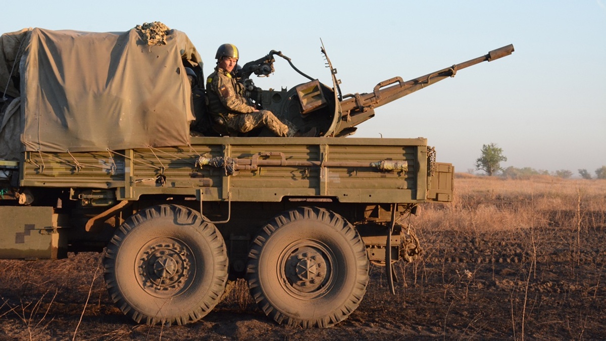 На фотографии: зенитная установка ЗУ-23 на Урале-4320. Источник фото: https://ru.wikipedia.org/wiki/ЗУ-23#/media/29785772555).jpg