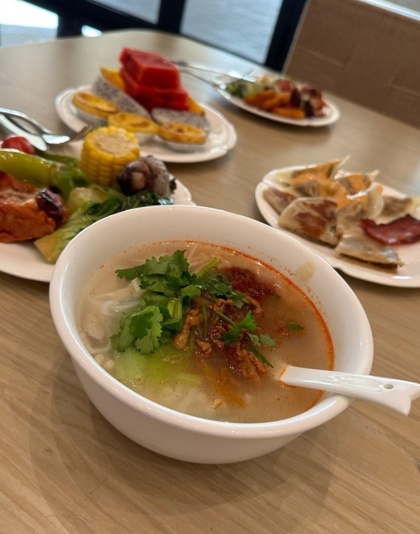 Китайский суп с лапшой и говядиной