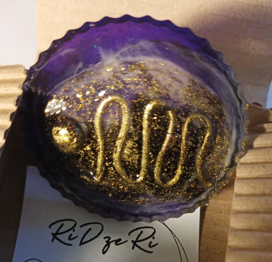 Амулет доступен для покупке в магазине " RiDzeRi " на Озон, для покупки перейдите по ссылке :https://www.ozon.ru/product/istok-amulet-so-znakom-ridzeri-formirovanie-novoy-realnosti-v-sootvetstvii-s-postavlennoy-1796796019/