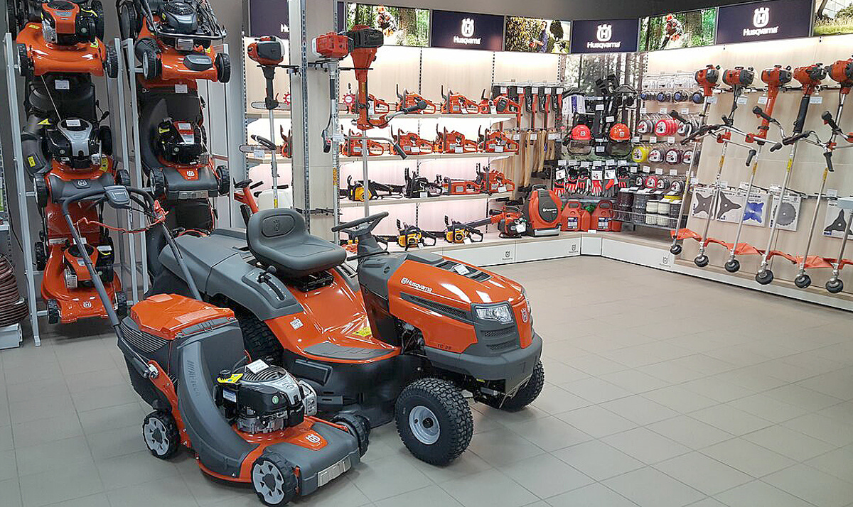 Разнообразие техники, предназначенной для стрижки газона, приводит неискушённого дачника по началу в ступор. Но у каждого механизма - своё назначение и оптимальные объёмы работ.