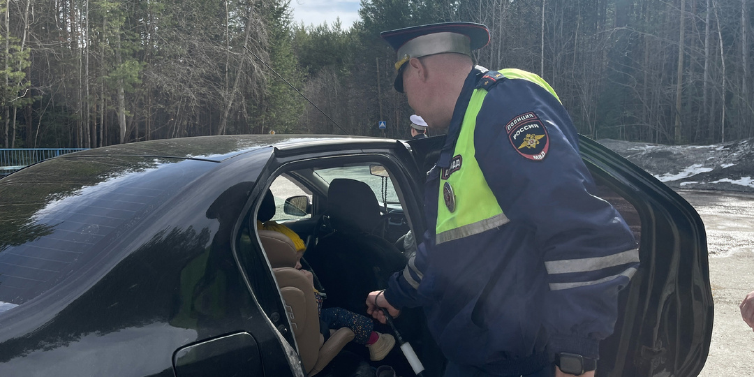 Можно ли перевозить ребёнка 7-11 лет без удерживающего устройства в 2025 году, пристегнув его ремнём безопасности. Ответ автоюриста