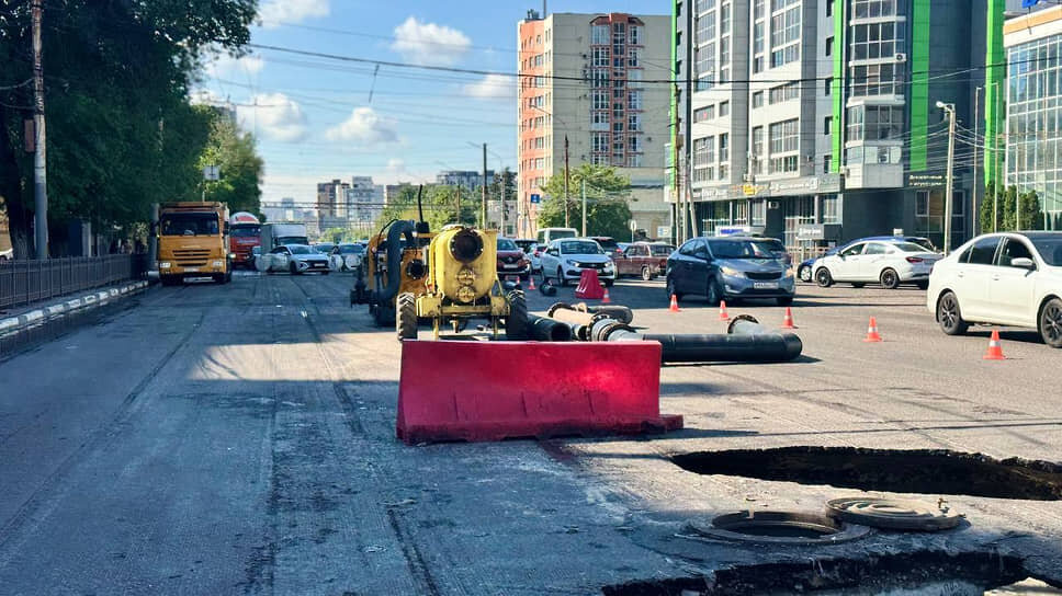 Устранение коммунальной аварии на Московском проспекте в Воронеже 20 мая 2025 года.📷Фото: «РВК-Воронеж»