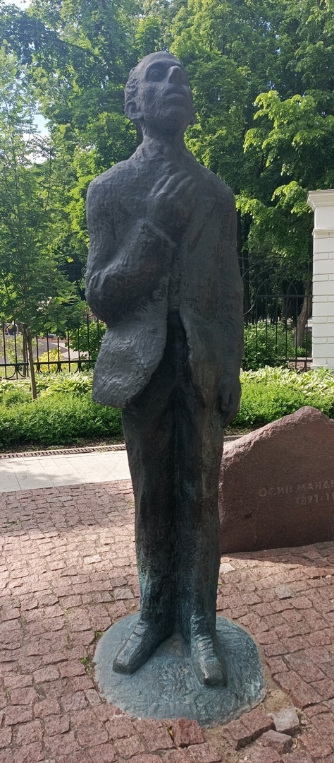 Неприкаянный Мандельштам. Памятник в Воронеже. Фото автора