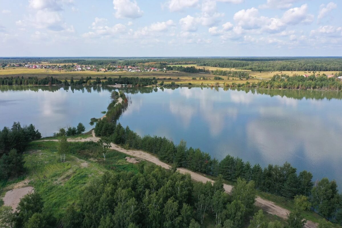 В этом озере можно купаться, ловить рыбу, кататься на лодках и SUP