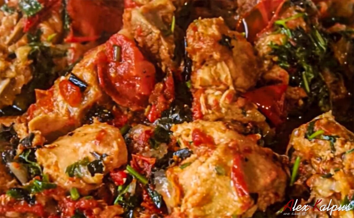 Чахохбили с орехами и помидорами. Это версия из Западной Грузии. 