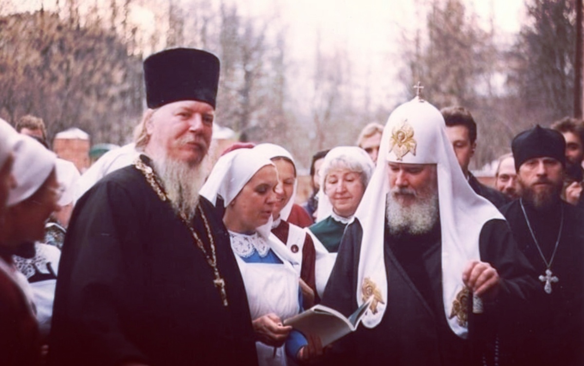 Отец Димитрий Смирнов и патриарх Алексий II (справа).