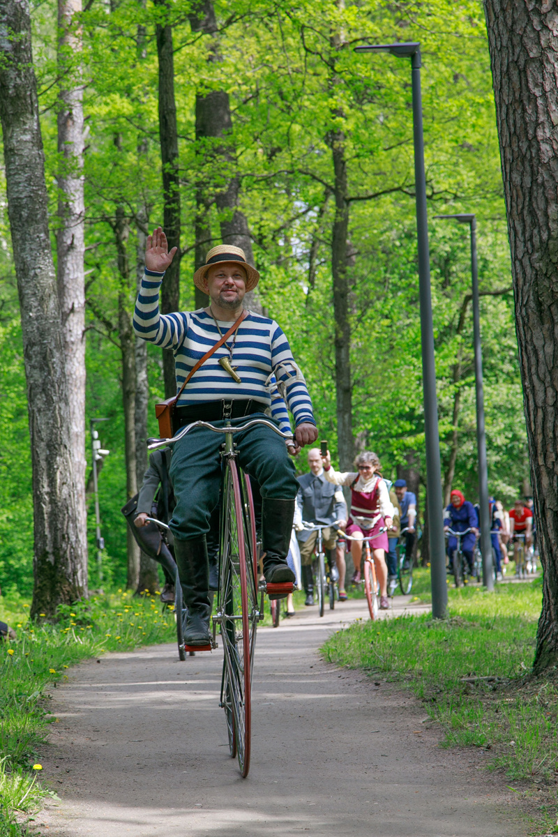 Бодро возглавляю колонну Исторического Велопробега. ;-) Листайте галерею!