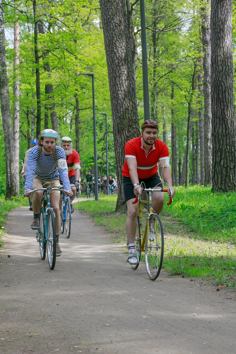 Спортсмен-профессионал (справа) в аутентичной экипировке 1960-х годов на велосипеде ХВЗ В-552 и студент-велосипедист на "Спутнике" начала 1970-х. Листайте галерею!
