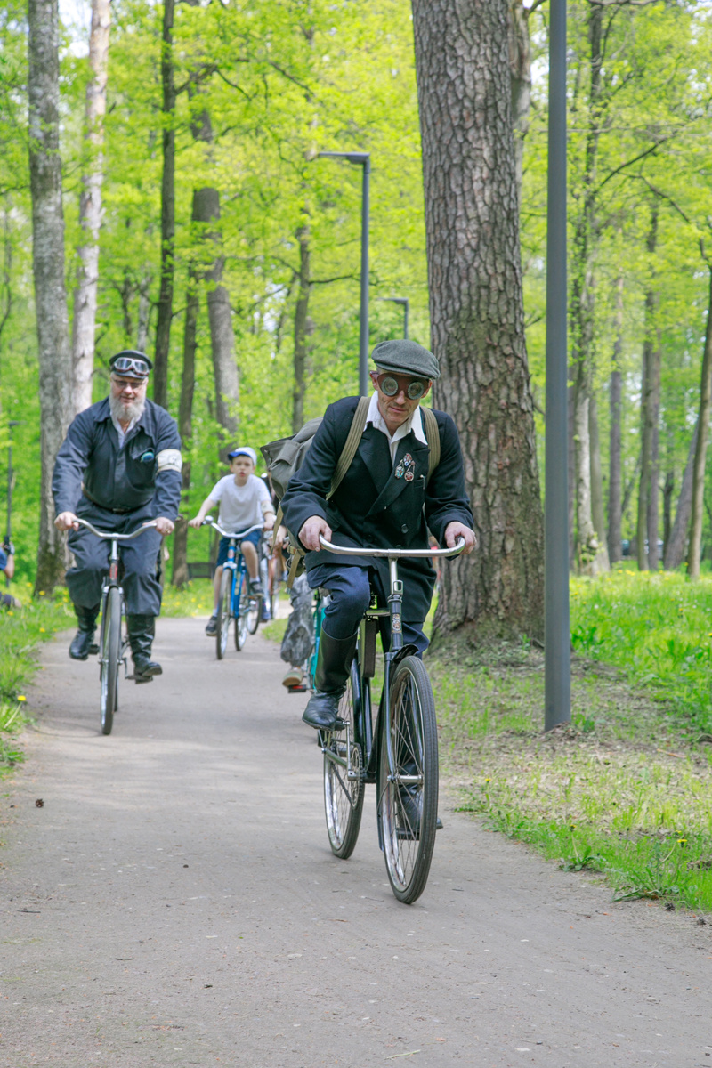 Ленинградский велосипедист начала 1940-х на велосипеде Московского Велозавода 1932 года выпуска (справа) и Главный механик Машинно-тракторной Станции (МТС) 1950-х годов на велосипеде ЗИФ 1В. Листайте галерею!