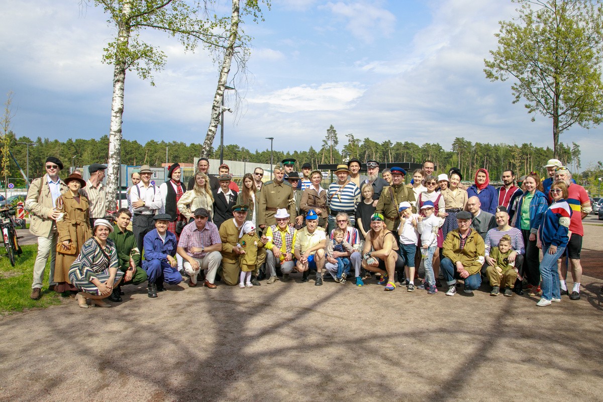 Групповой фотоснимок участников 8-го Исторического Велопробега в Парке Малевича.