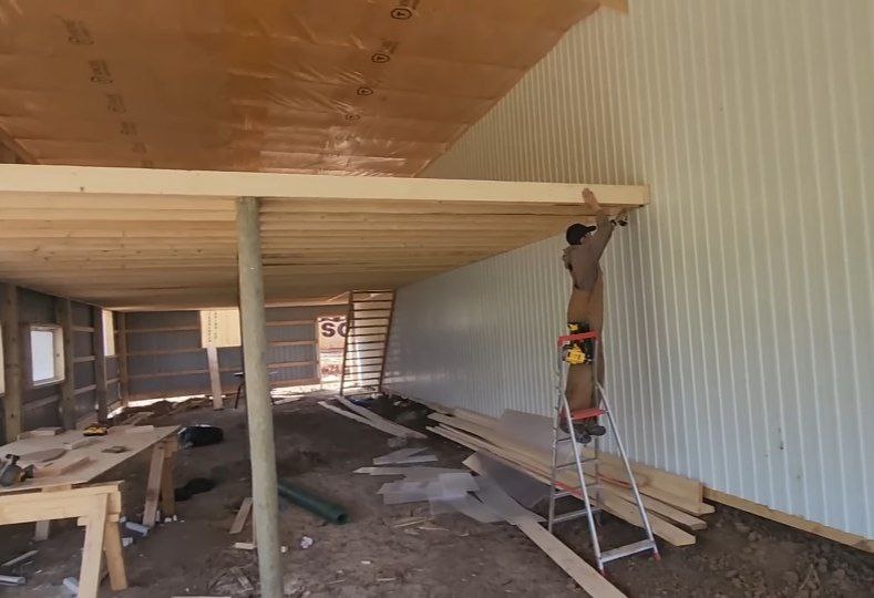    На данный момент наемные рабочие высаживают садовые растения и строят мастерскую на участке канадцев