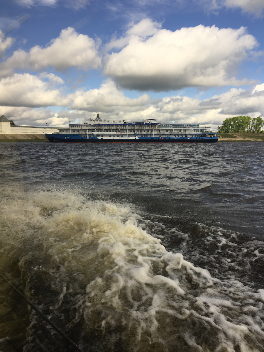 Вид с борта катера на "подводных крыльях" на Макарьевский монастырь