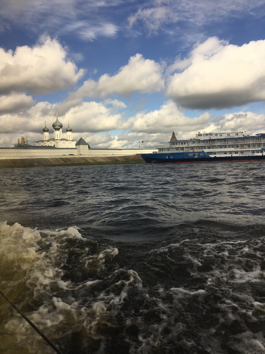 Вид с борта катера на "подводных крыльях" на Макарьевский монастырь