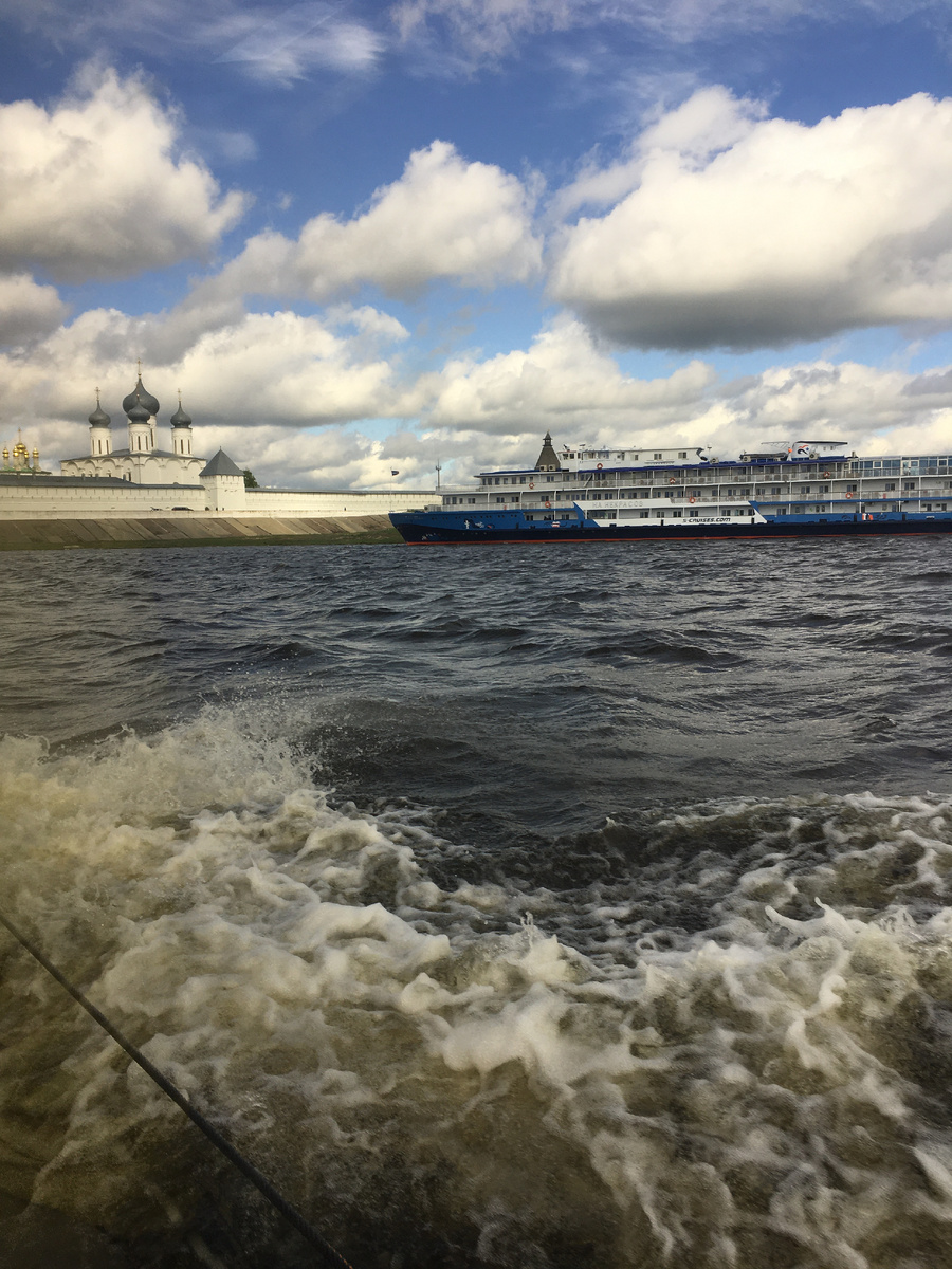 Вид с борта катера на "подводных крыльях" на Макарьевский монастырь