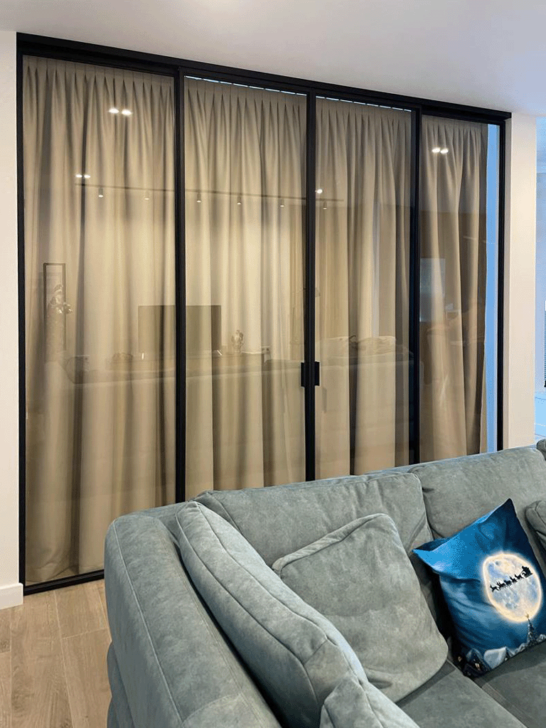 Стеклянная  раздвижная перегородка DORIAN.RU 