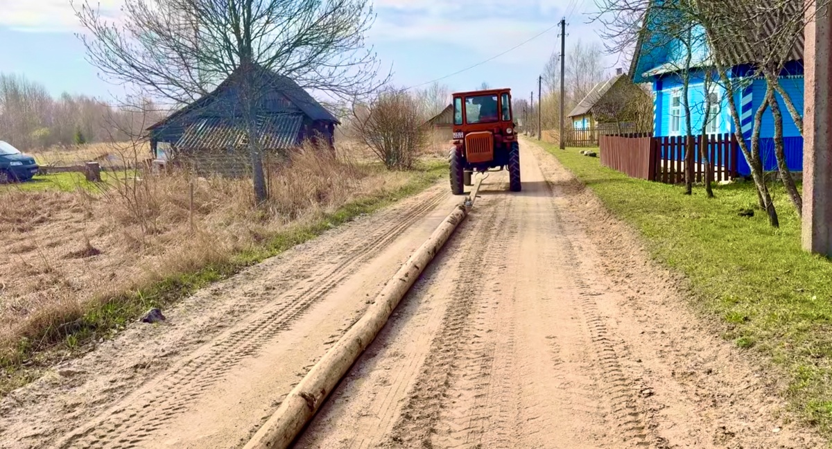 Копатыч тащит столб к пруду