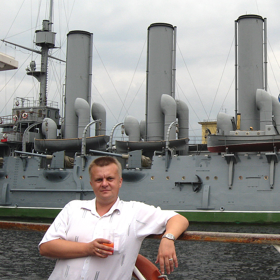 Поэт Андрей Малышев у крейсера Аврора в Санкт-Петербурге