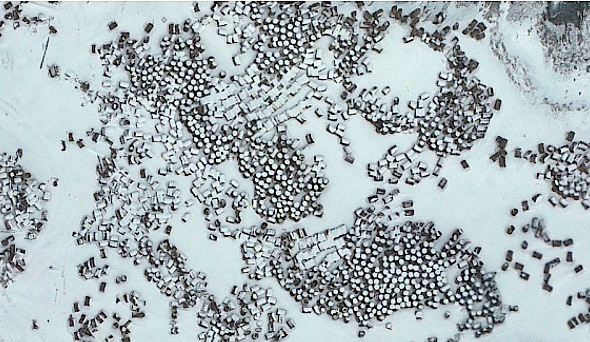 Это – 200-литровые железные бочки из-под ГСМ, вид сверху. Территория метеостанции на мысе Челюскина, окрестности которой очищают волонтёры «Чистой Арктики». Источник фото: dvinanews.ru