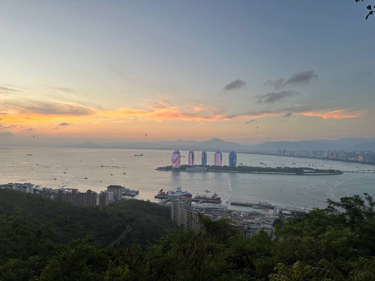 Панорамный вид на город Санья, Парк "Олень повернул голову". 