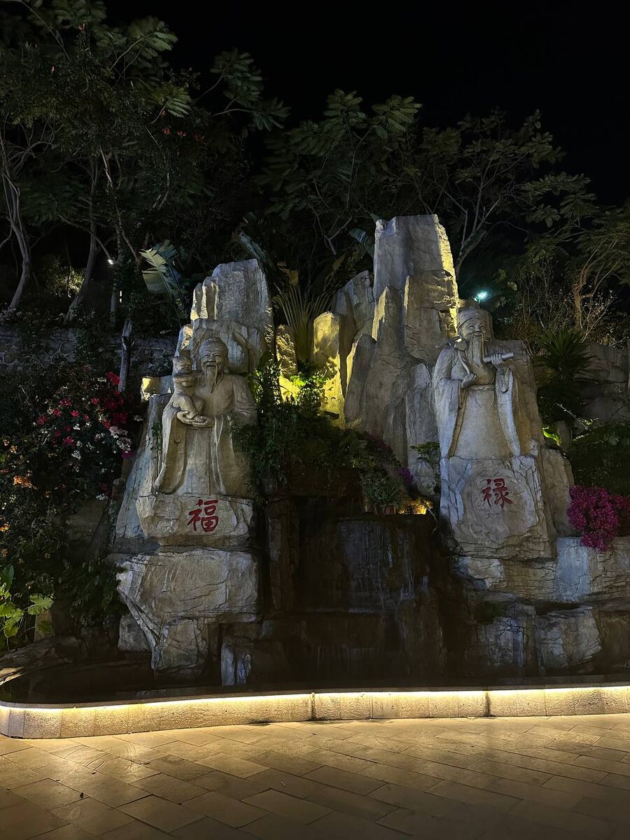 При входе вас встретит большая площадь с разнообразными статуями, водопадиками и украшениями. 