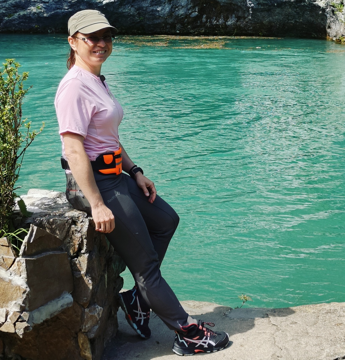 Это я, автор, на фоне Голубого озера в Абхазии по дороге на озеро Рица. Май 2025. 