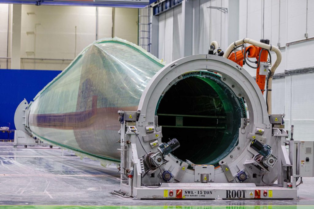 Склеенная лопасть. Источник: https://strana-rosatom.ru/2024/12/27/rosatom-zapustil-pervyj-zavod-po-pr/ 