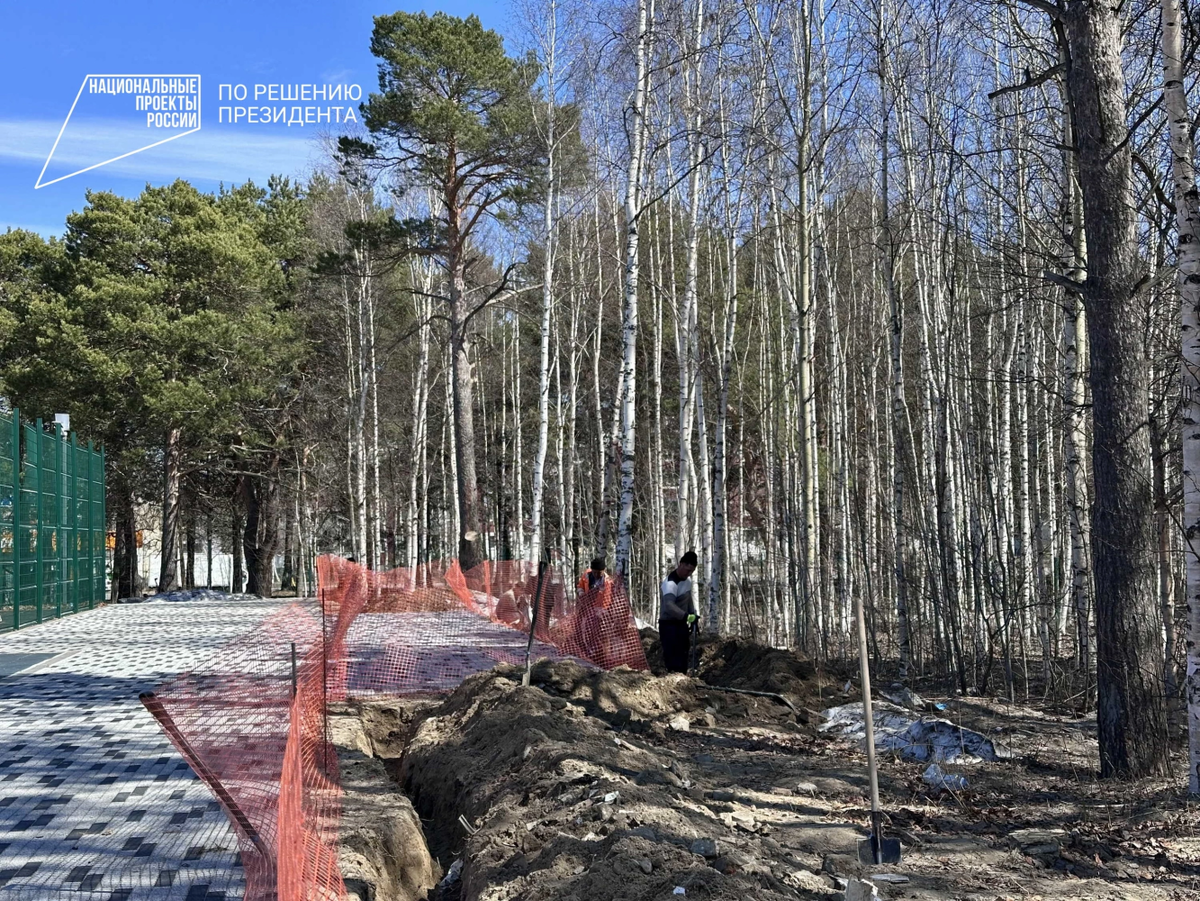    В Сургуте завершаются работы по благоустройству сквера на улице Республики