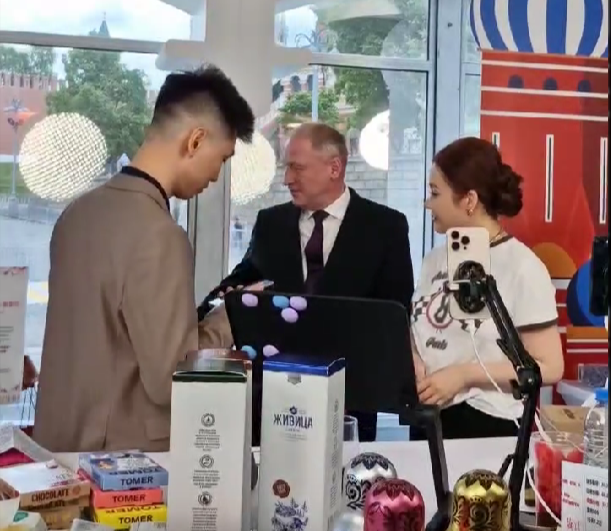    Даньдань во время стрима в "Зарядье". Скриншот: "Росконгресс Директ"