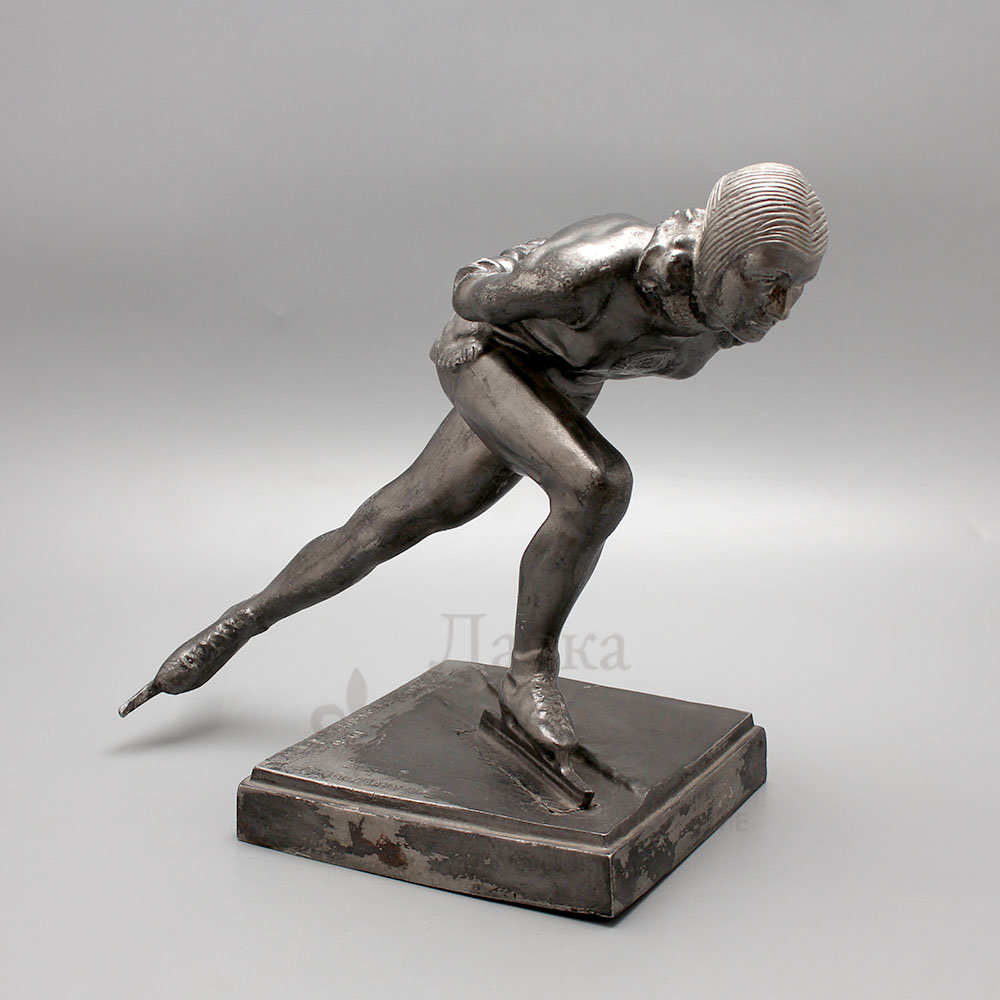 Скульптура «Cпортсменка-конькобежец М. Г. Исакова», скульптор Е. А. Янсон-Манизер, силумин, СССР, 1956 г. Фото с нашего сайта dvaveka.ru