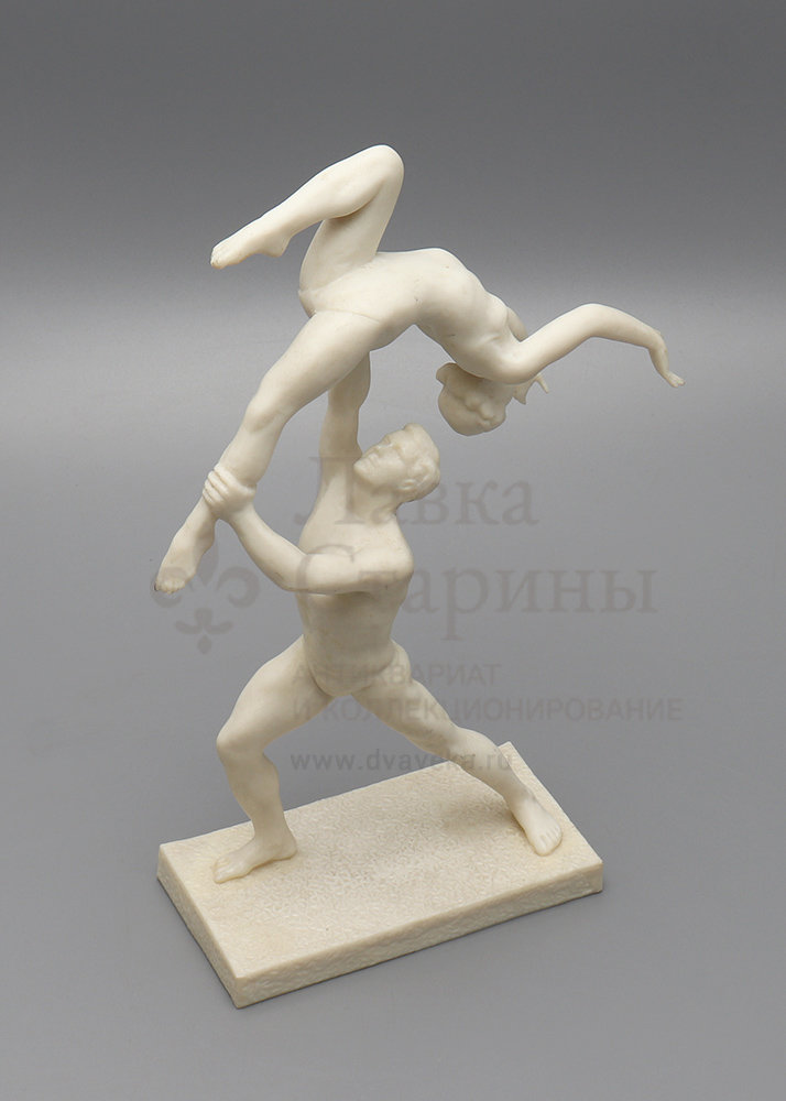 Спортивная скульптура «Гимнасты», скульптор Циммерман В. П., пластик​, СССР, 1950-е. Фото с нашего сайта dvaveka.ru