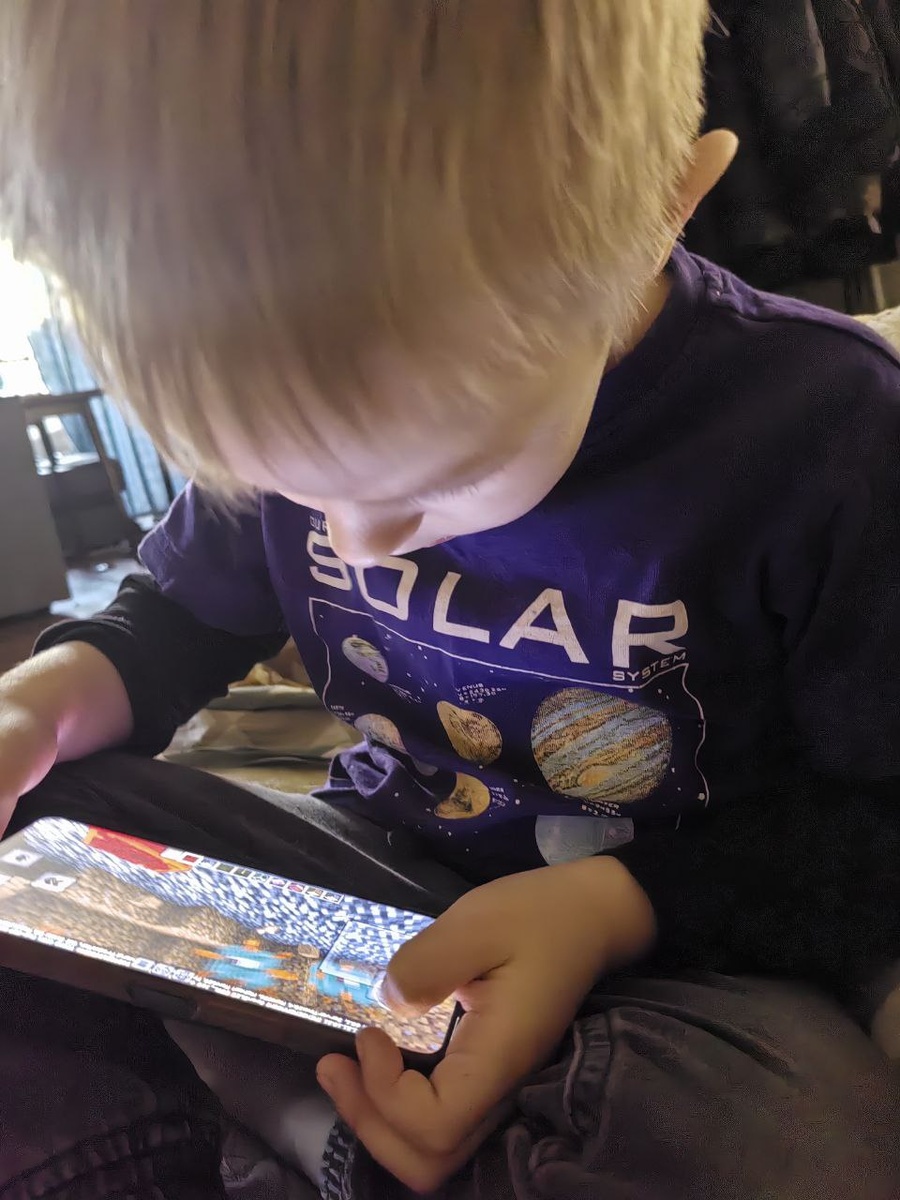 Платоша играет в Майнкрафт