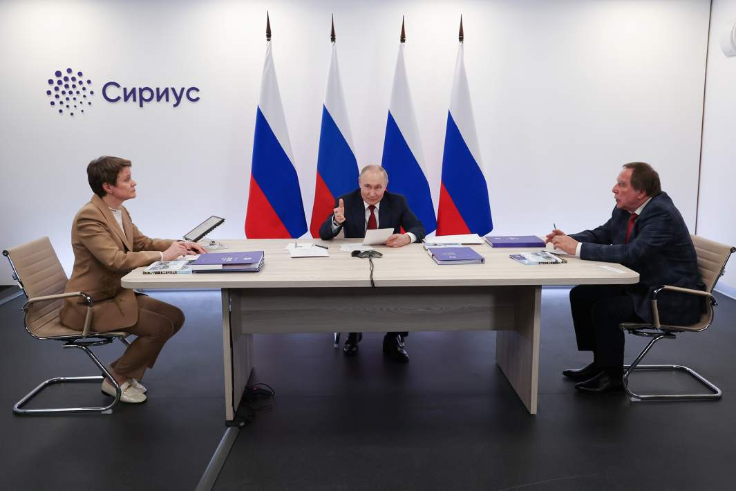 Президент РФ Владимир Путин проводит заседание попечительского совета фонда «Талант и успех» в образовательном центре «Сириус». Слева — руководитель фонда «Талант и успех» Елена Шмелева, справа — художественный руководитель Санкт-Петербургского Дома музыки, председатель правления фонда «Талант и успех» Сергей Ролдугин