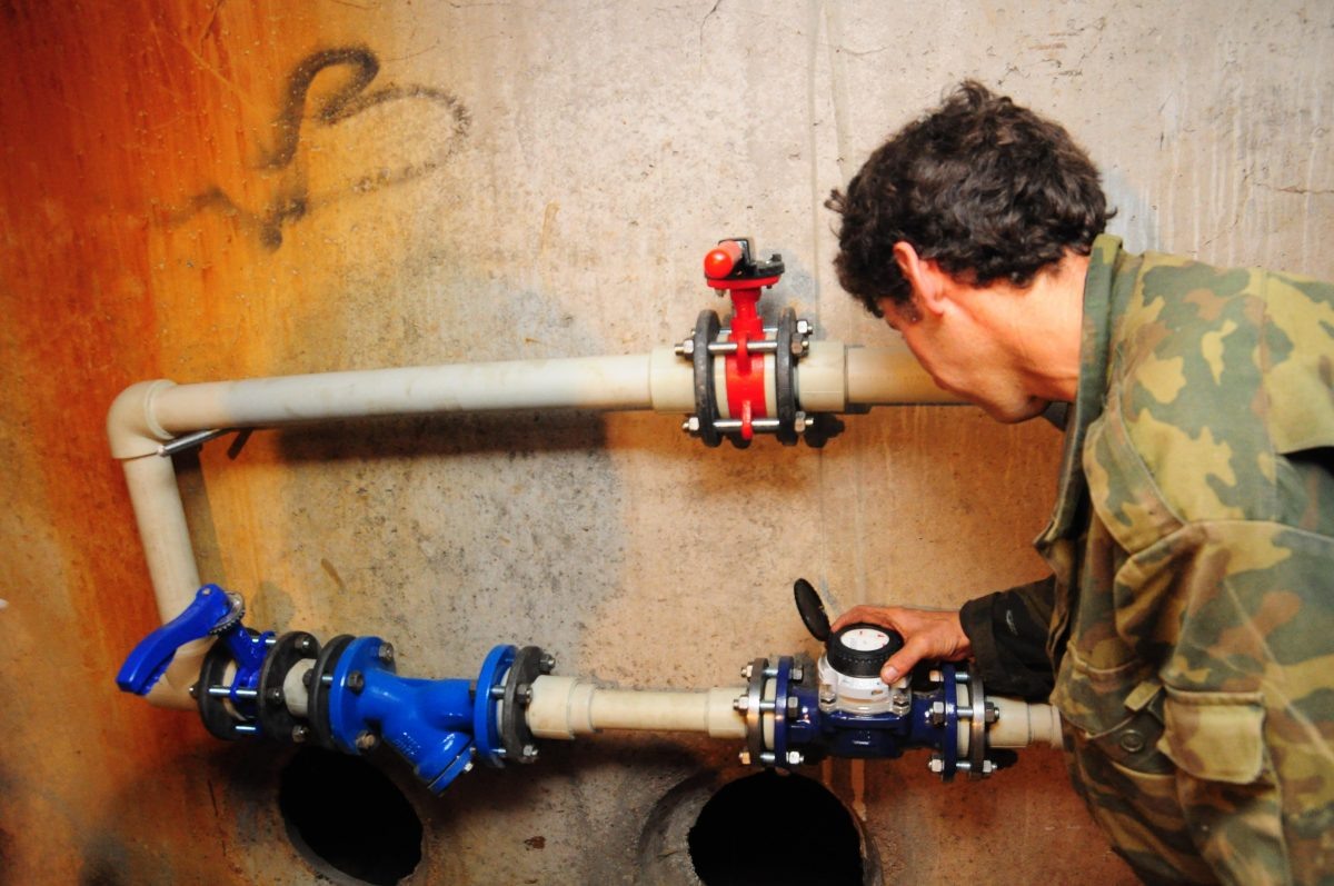    Если управляющая компания не контролирует исправность общедомового прибора учёта должным образом, следует обращаться в Госжилинспекцию и Прокуратуру.