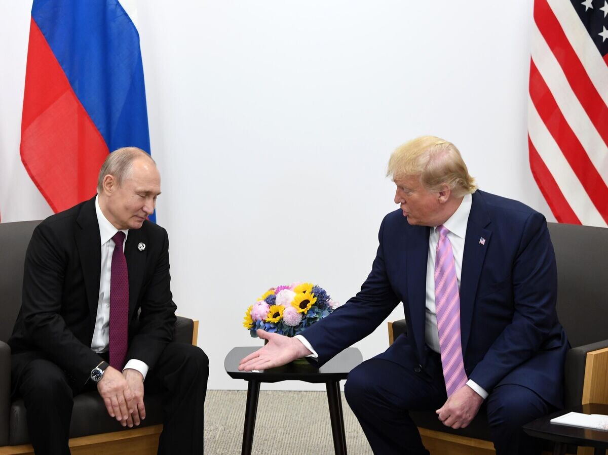    Президент России Владимир Путин и президент США Дональд Трамп во время встречи на полях саммита "Группы двадцати" в Осаке© РИА Новости / Илья Питалев