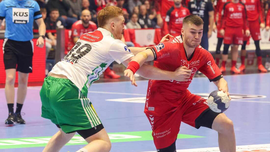    "Мельзунген" (в красном), разобравшись с "Ганновером", выбил соперника из чемпионской гонки