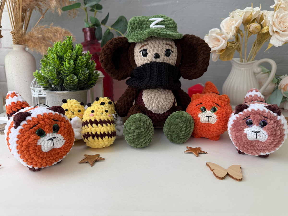 Чебурашка связан из пряжи Saltera, основной коричневый цвет 