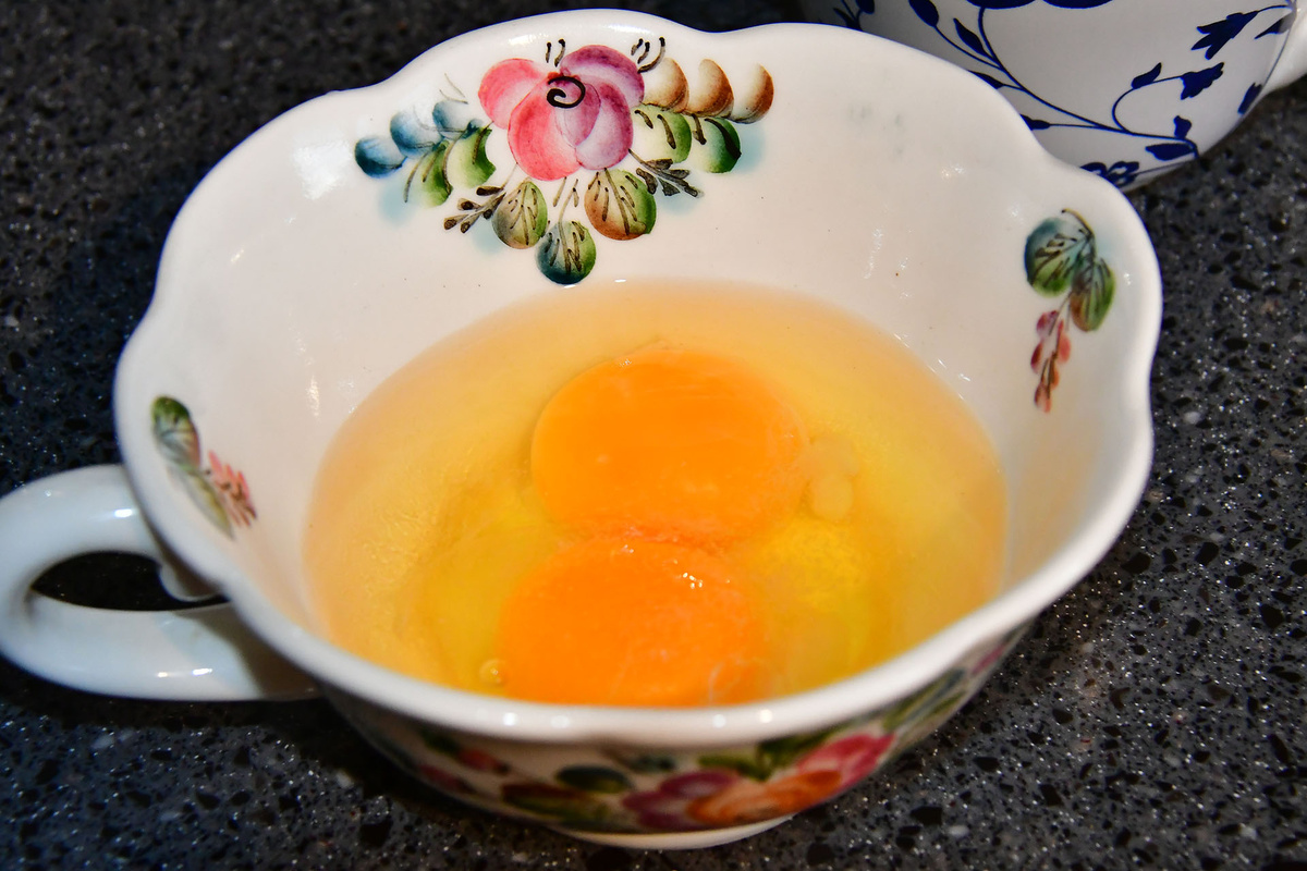 Выливаем яйца в большую чашку