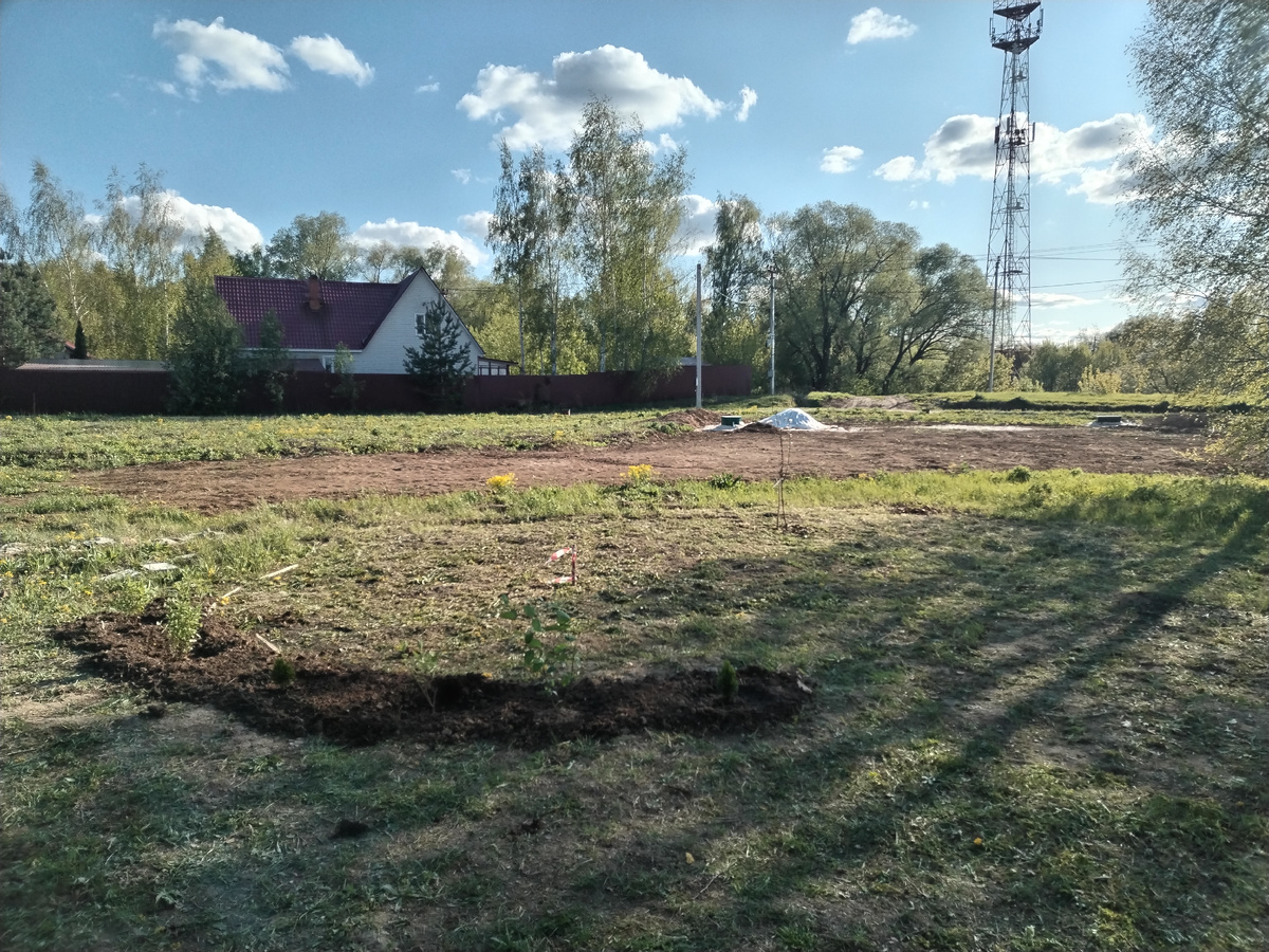 безграничье и участок соседей, тоже без забора еще