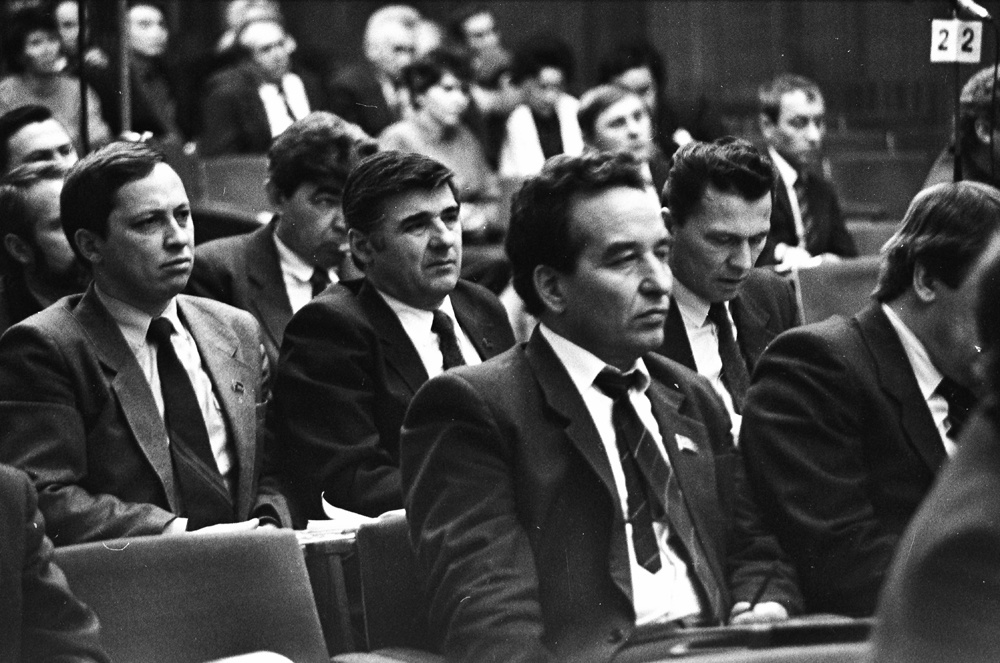 Проект Конституции РХ в период с 1992 по 1995 г. выносился на обсуждение депутатов четыре раза.