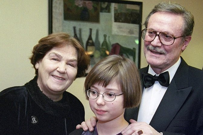 Супруги Соломины с внучкой Александрой