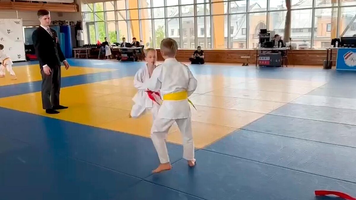 Стоп-кадр видео с детского турнира по дзюдо в Риге © соцсети