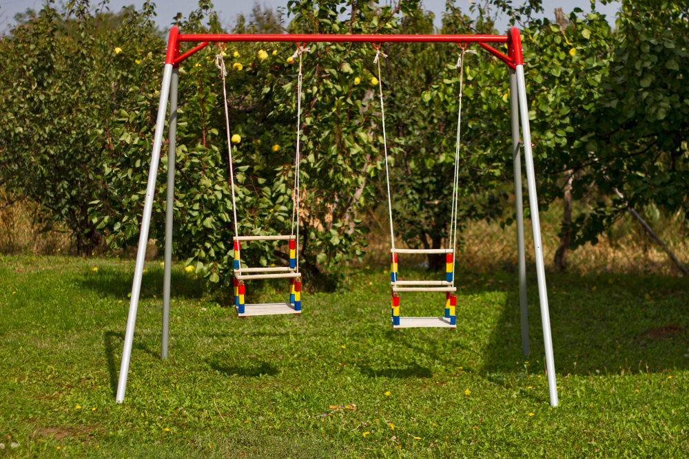 Детские качели на участке