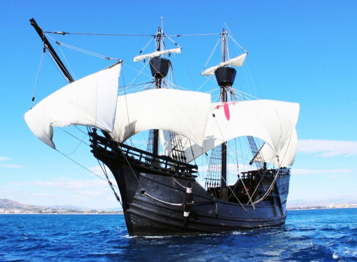 На фото из архивов Wikimedia (Pedrovq) показана реплика каракки «Виктория», на которой Магеллан совершил свое путешествие