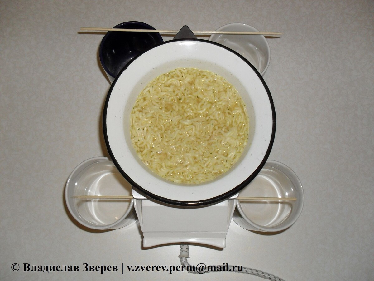 Фото 1. Приготовление пищи на утюге.