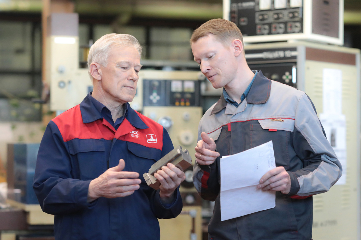 Порой стоит отказаться от мечты, чтобы найти дело по душе, считают отец и сын Григорий и Илья Рыковы