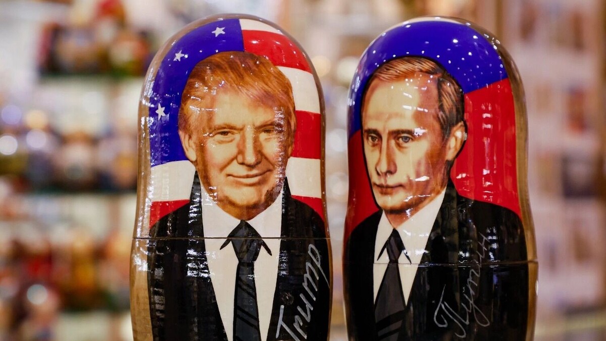 Матрешки с портретами Дональда Трампа и Владимира Путина в сувенирном магазине в Москве. Фото: YURI KOCHETKOV. EPA